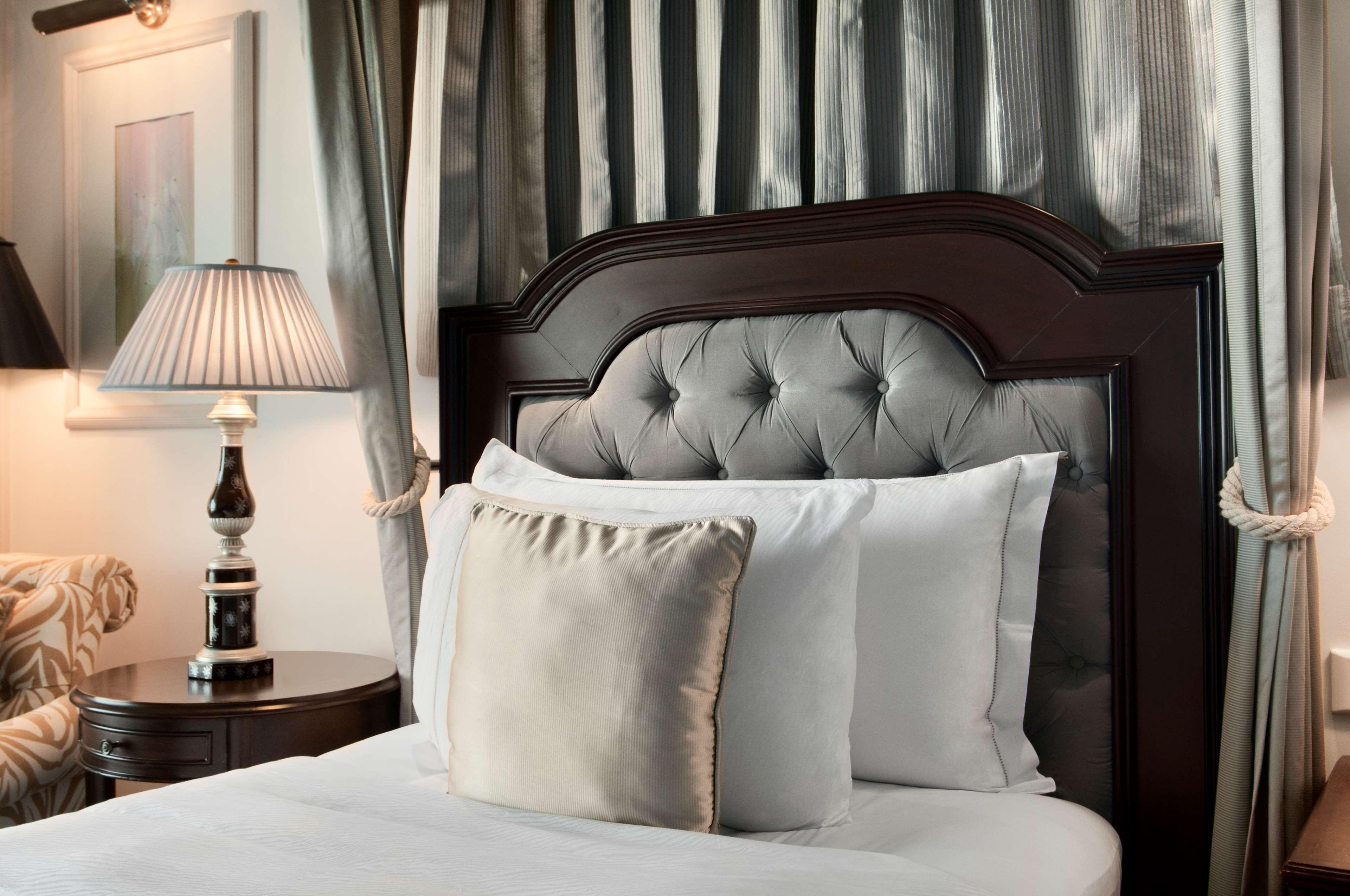Hilton Mumbai International Airport Hotel Екстер'єр фото A bed with cushions