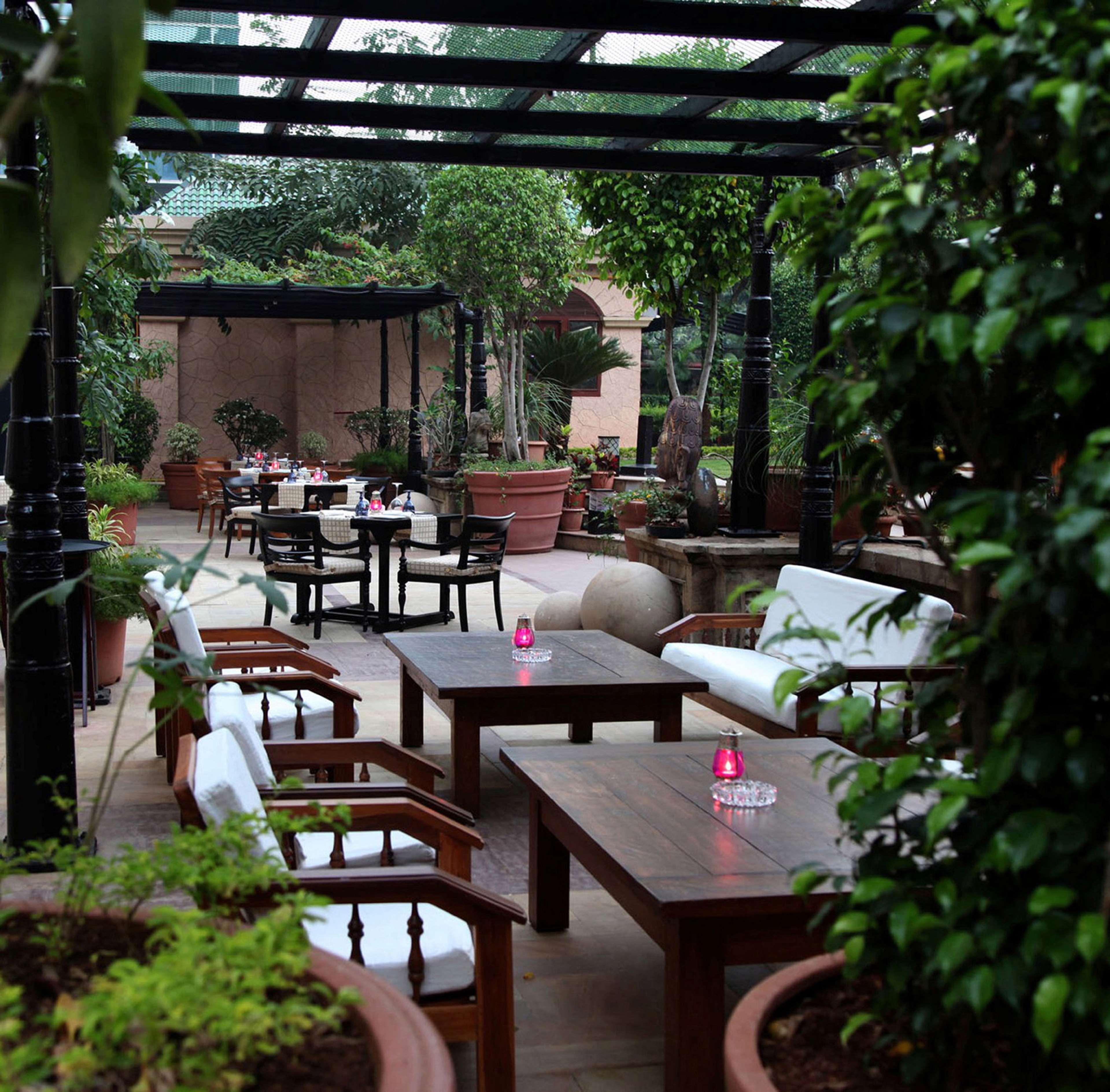 Hilton Mumbai International Airport Hotel Екстер'єр фото The hotel's garden