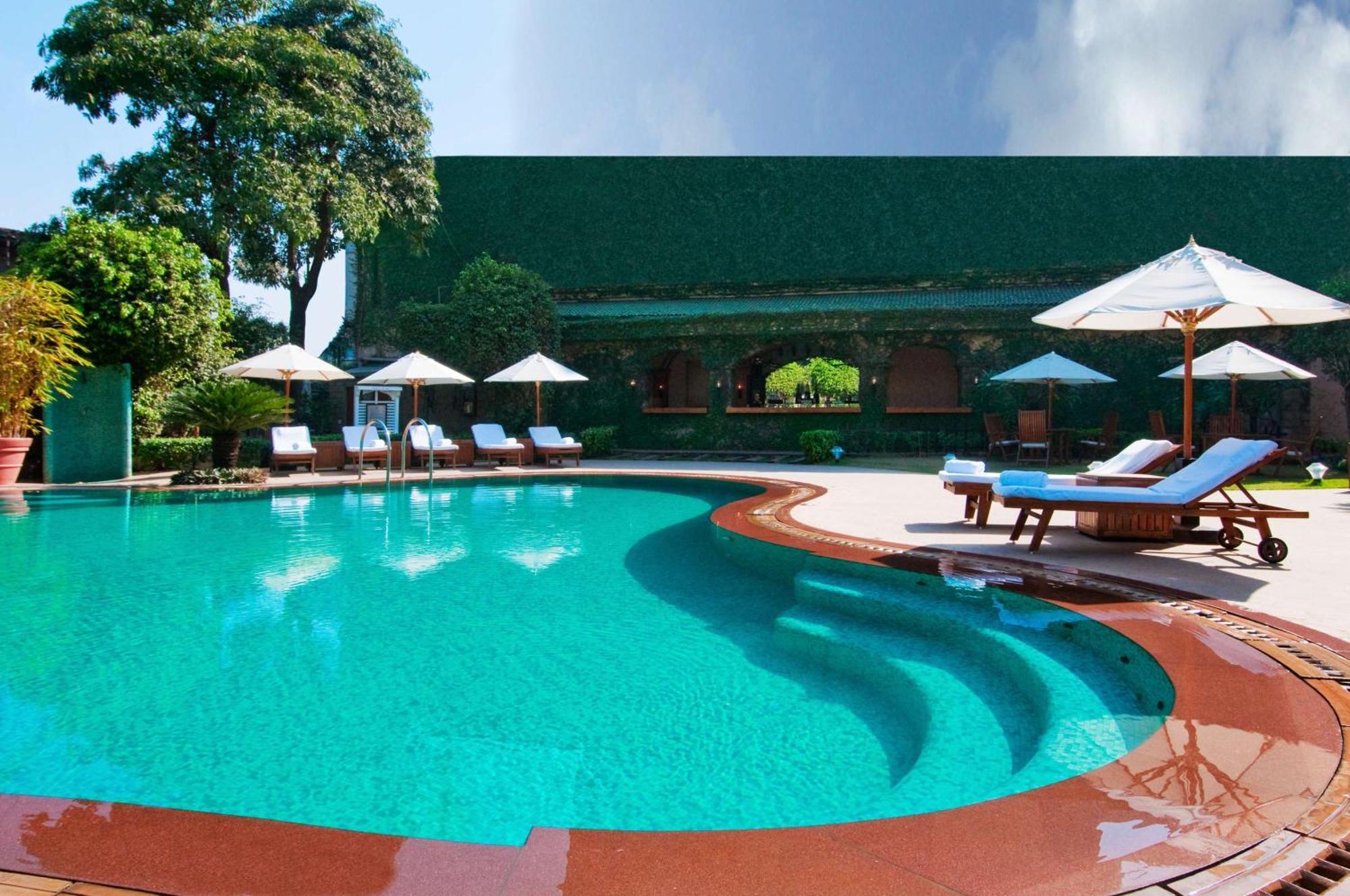 Hilton Mumbai International Airport Hotel Екстер'єр фото The swimming pool at the Taj Bengal