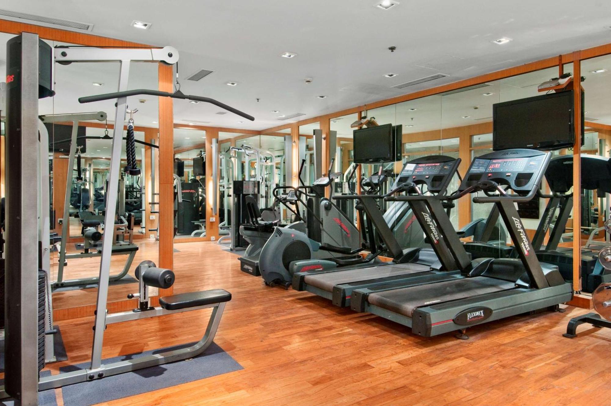 Hilton Mumbai International Airport Hotel Екстер'єр фото A gym at a hotel