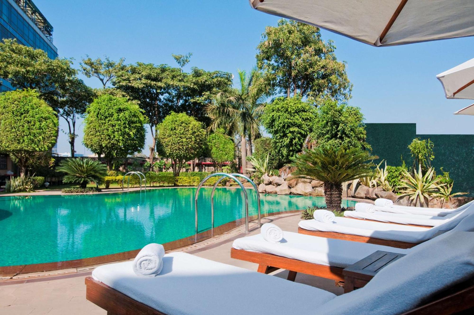 Hilton Mumbai International Airport Hotel Екстер'єр фото The pool at the hotel