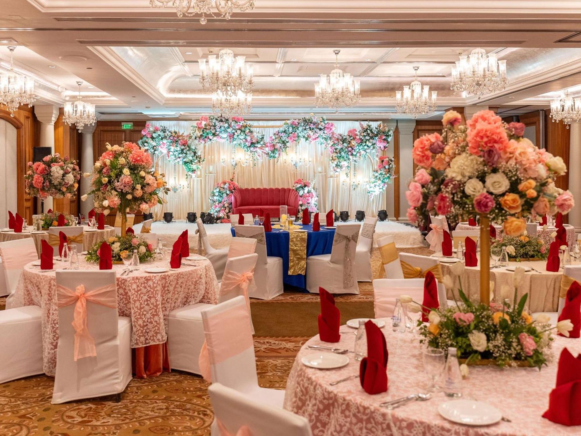 Hilton Mumbai International Airport Hotel Екстер'єр фото A wedding reception at the Taj Bengal, Kolkata