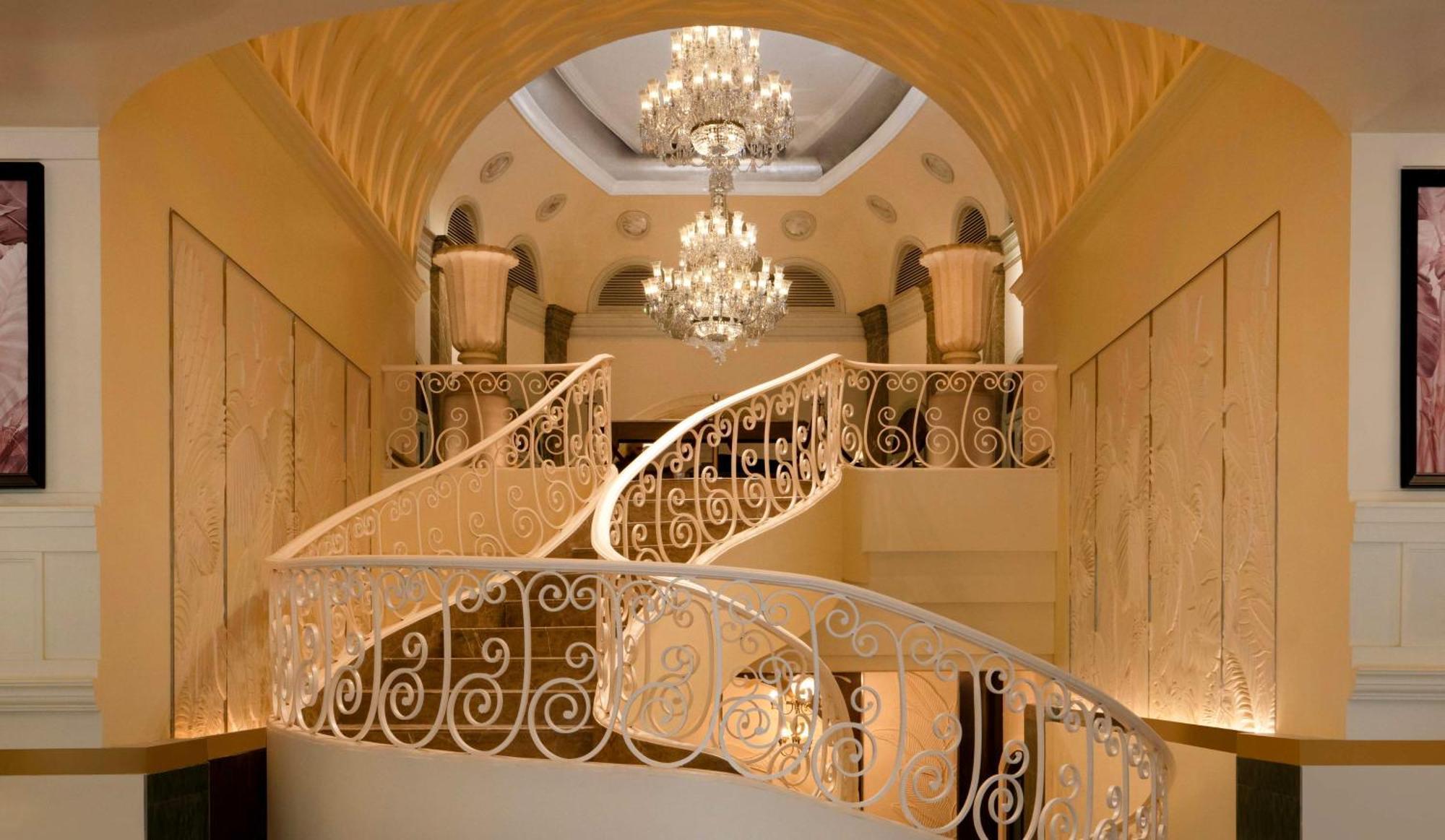Hilton Mumbai International Airport Hotel Екстер'єр фото The staircase